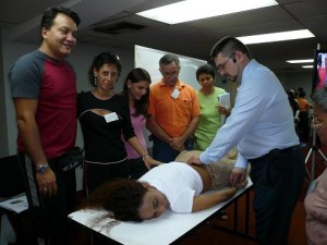 foto-alberto-manipulando-grupo-alumnos1