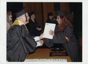 soledad-yriza-recibiendo-diploma-de-experto-universitario