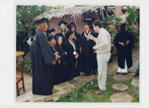 soledad-yriza-y-graduandos-con-laureano-marquez
