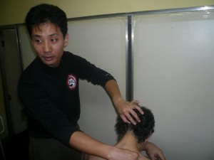 Curso de Tui Na_3 Maestro Chen haciendo Tui Na