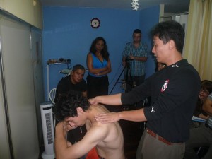 Curso de Tui Na_4 Maestro Chen con Paciente en el Curso de Tui Na