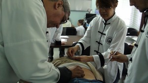 Alumnos Curso MTC en Consultorio Hospital atendiendo Pacientes
