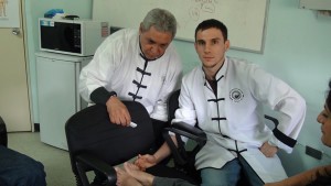 Alumnos Curso MTC en Consultorio Hospital atendiendo Pacientes_2