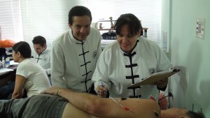 Alumnos Curso MTC en Consultorio Hospital atendiendo Pacientes_3