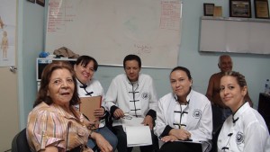 Alumnos Curso MTC en Consultorio Hospital con Paciente